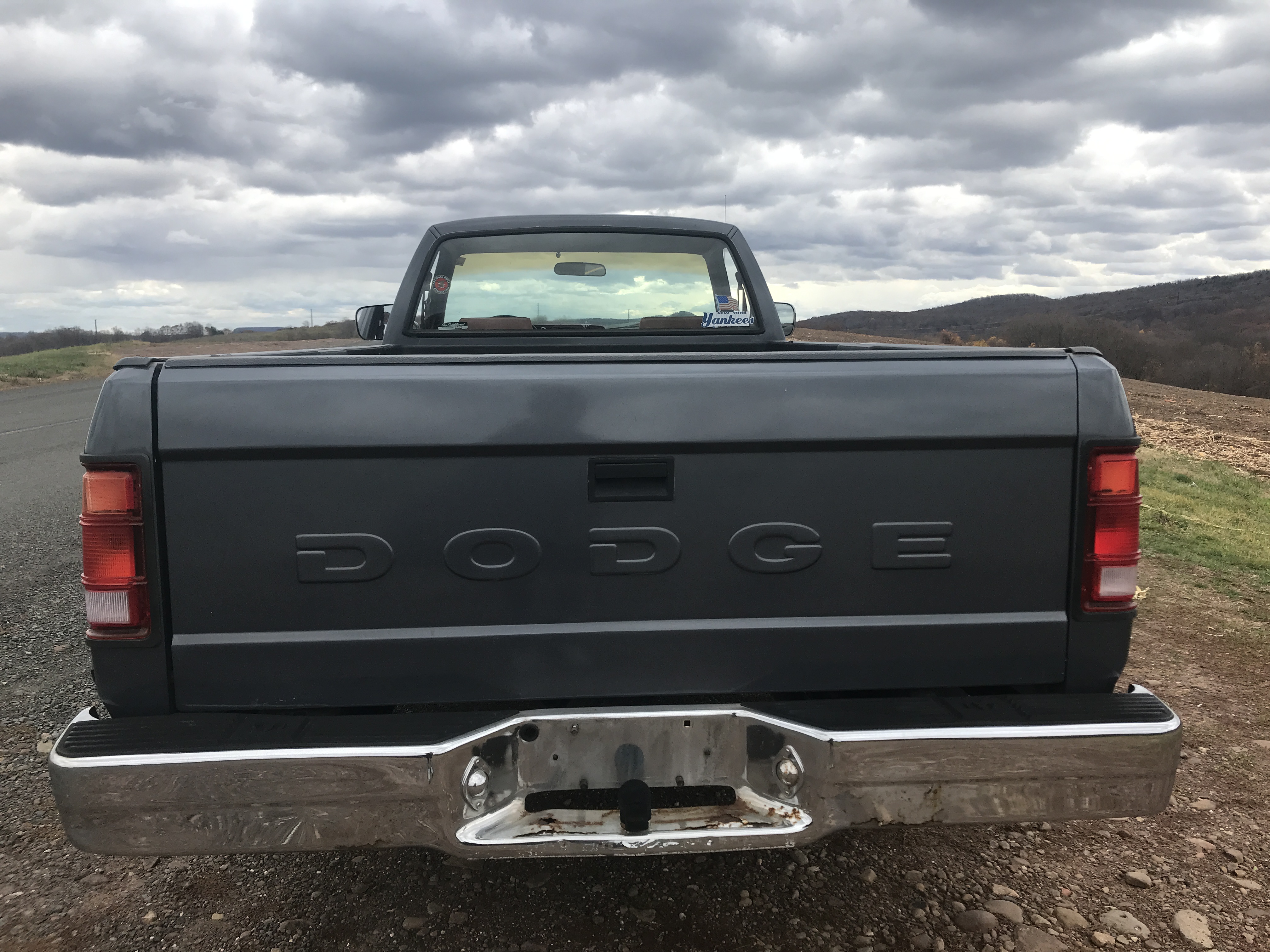 1991 Dodge Dakota Pickup ONE OWNER 117K 8 foot bed and roomy bench seating NICE — photo 22